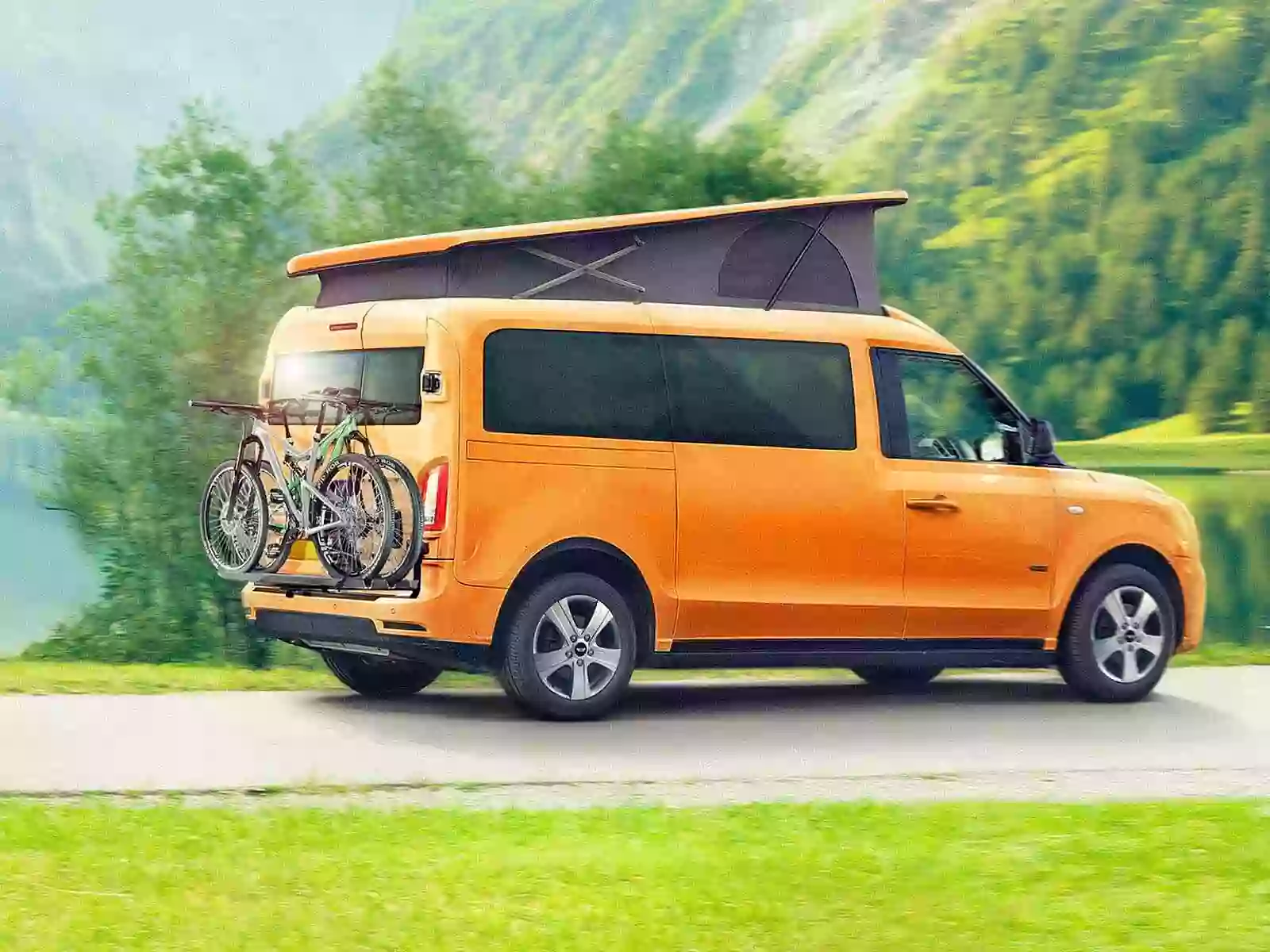 Außenansicht Freizeitmobil LEVC E-Camper mit Aufstelldach in Orange
