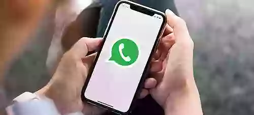Smartphone mit WhatsApp-Icon