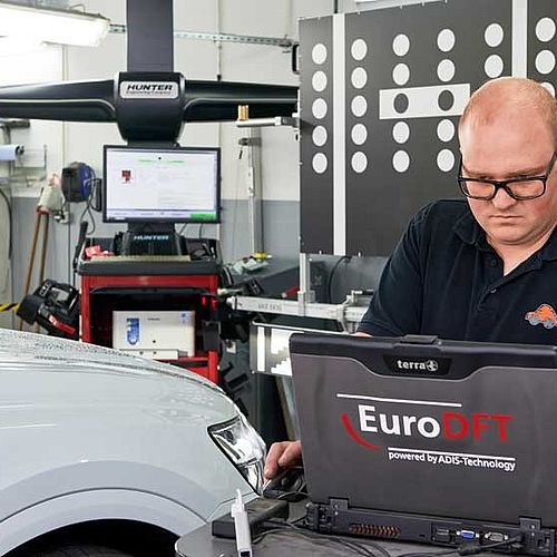 Auto Christian Mitarbeiter am Laptop