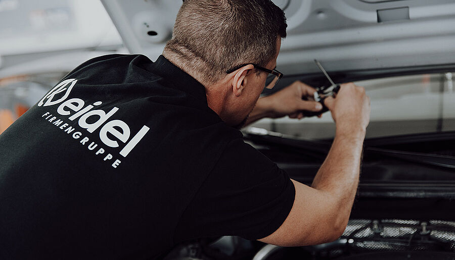 Kfz-Sachverständiger Keidel bei der Arbeit