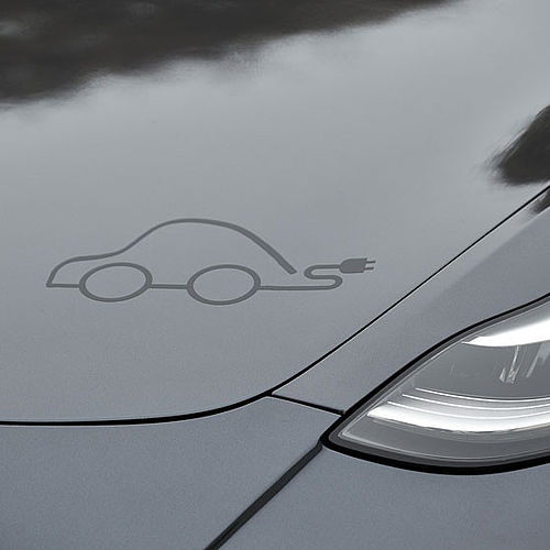 Schwarzers Auto mit Auto Christian Logo