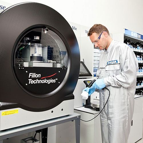 Mitarbeiter am Lack-Misch-System