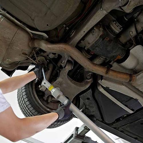 Mechaniker unter Auto