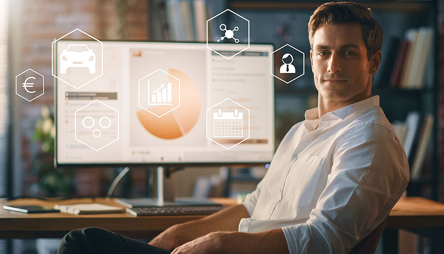 Mann und im Hintergrund ein Desktop-Monitor