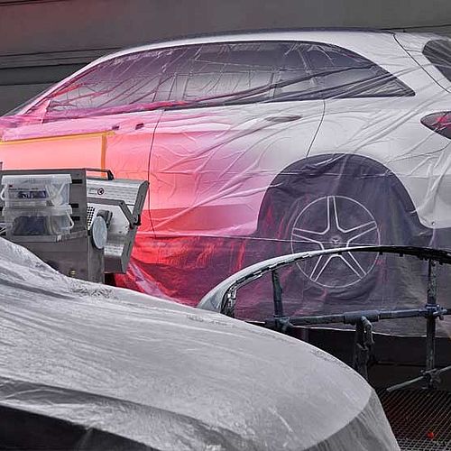 Auto in Folie bei der Lackierung
