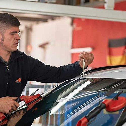 Mitarbeiter bei der Autoglas-Reparatur