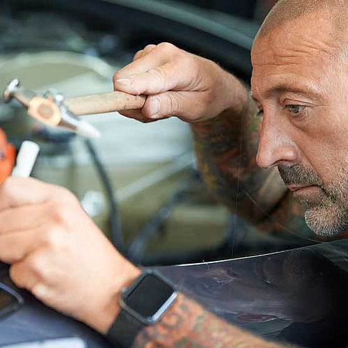 Mitarbeiter Auto Christian bei der Unfallinstandsetzung