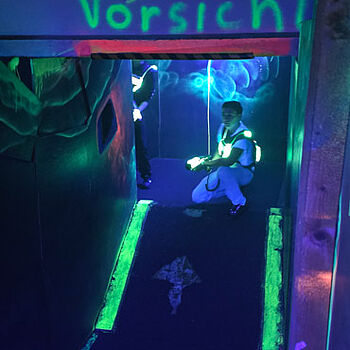 Azubi im Lasertag-Gelände
