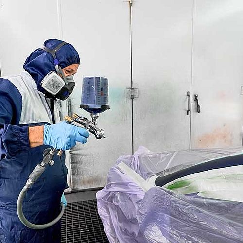 Auto Christian Mitarbeiter lackiert Auto