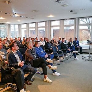 Max Neher von der Eder Versicherung hält Vortrag