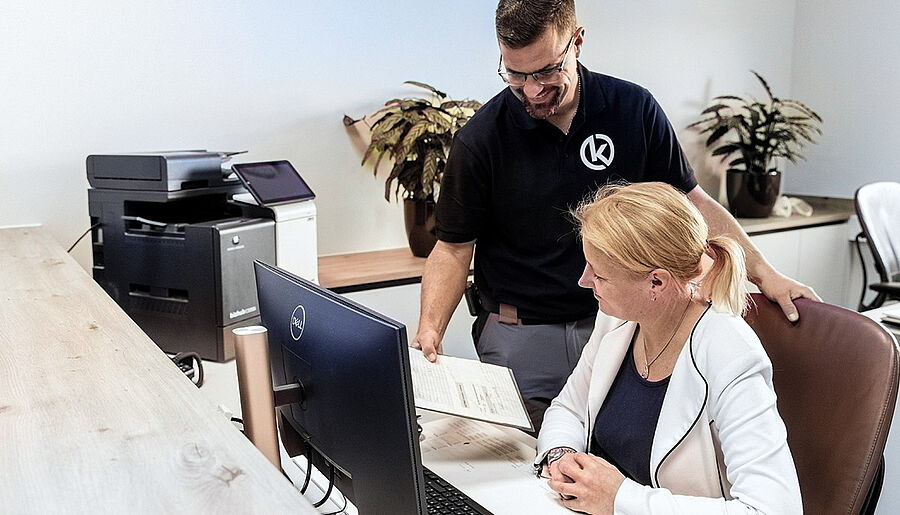 Kfz-Sachverständiger bespricht Ablauf