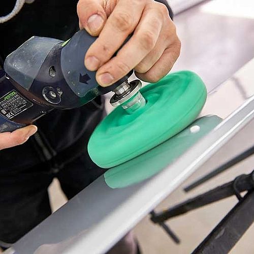 Mitarbeiter schleift Auto