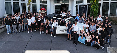 Gruppenfoto der neuen Azubis vor dem Gebäude der Hauptverwaltung