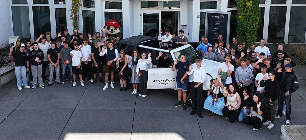 Gruppenfoto der neuen Azubis vor dem Gebäude der Hauptverwaltung