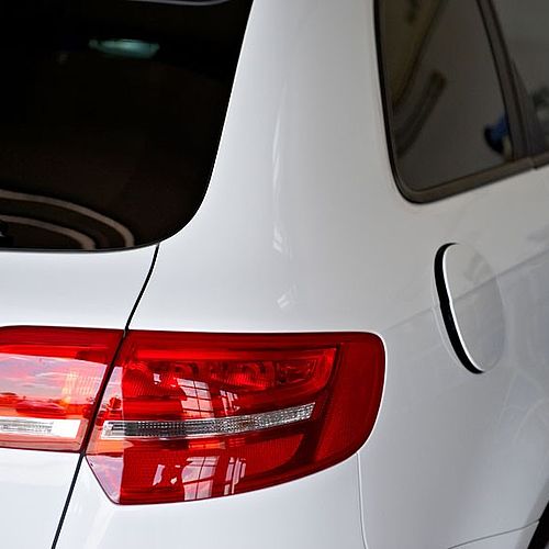 Weißes Auto mit offenem Tankdeckel