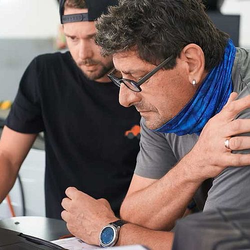 Zwei Auto Christian Mitarbeiter