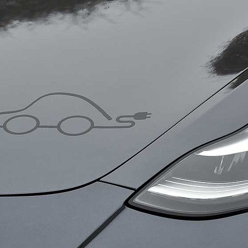 Schwarzes Auto mit Auto Christian Logo