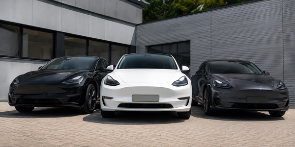 Drei Teslas vor Werkstatt