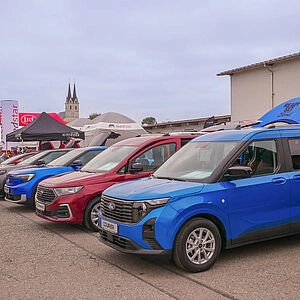 Ford-Fahrzeuge bei der Eder Kirchweihausstellung