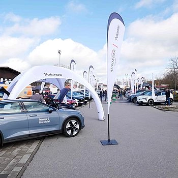 Eventbild mit Auto im Vordergrund 