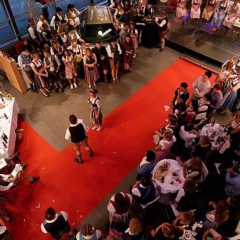 Aufnahme von oben von den Besuchern 