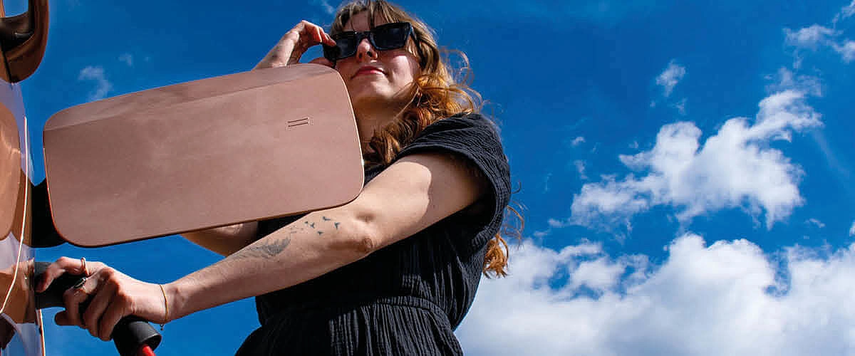 Frau beim Plug-In-Hybrid tanken