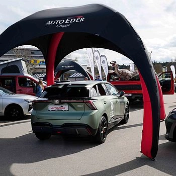 Auto das in einem Zelt steht 