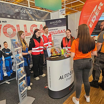 Auszubildende informieren über Ausbildungsberufe