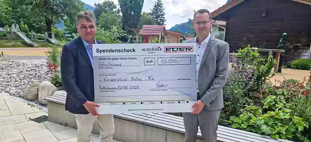 Peter Eder übergibt 10000 Euro Spende an KiZ Chiemgau