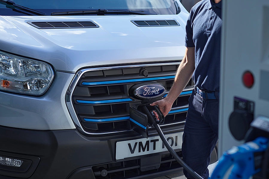 Ford Transit beim Laden