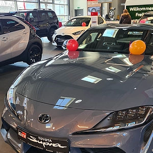 Toyota mit Luftballons. 