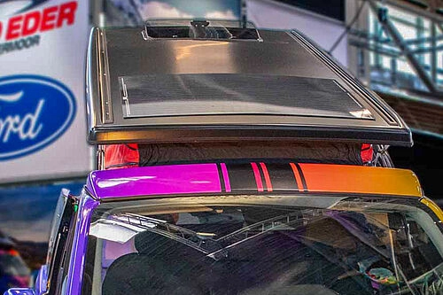 Umgebauter Ford Nugget mit Solarpanel