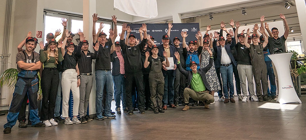 Toyota Vertragsunterzeichnung bei Freilinger & Geisler Rosenheim