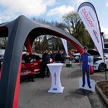 Zelt mit Aufstellern und einem Auto 