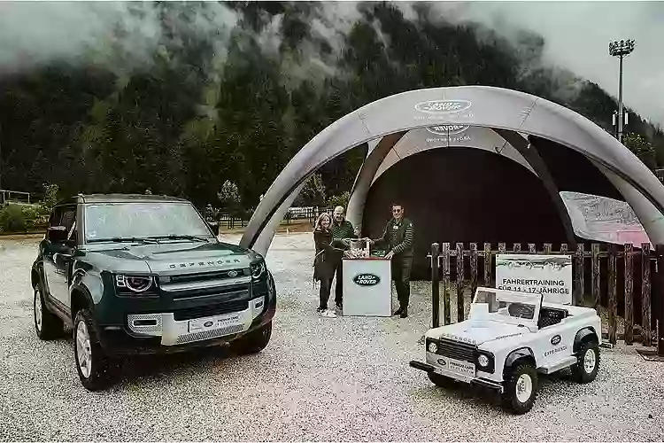 Kleiner und großer Land Rover Defender bei den Green Driving Days