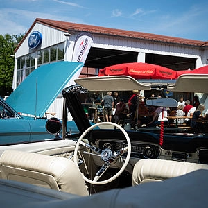 Ausblick aus einem Auto auf das Fest 