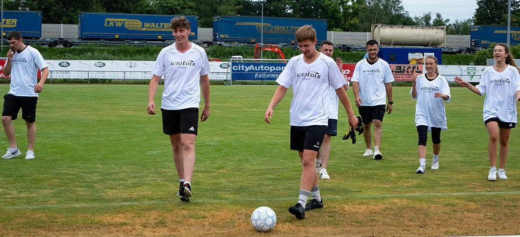 Azubimannschaft auf Spielfeld nach der ersten Spielrunde