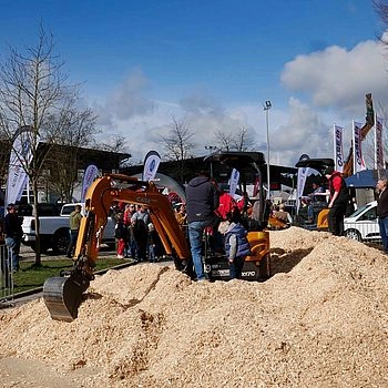 Bagger auf Kieshaufen 