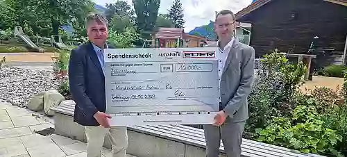 Peter Eder übergibt 10000 Euro Spende an KiZ Chiemgau