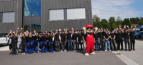 Azubigruppenbild zur Azubibegrüßung der Auto Eder Gruppe