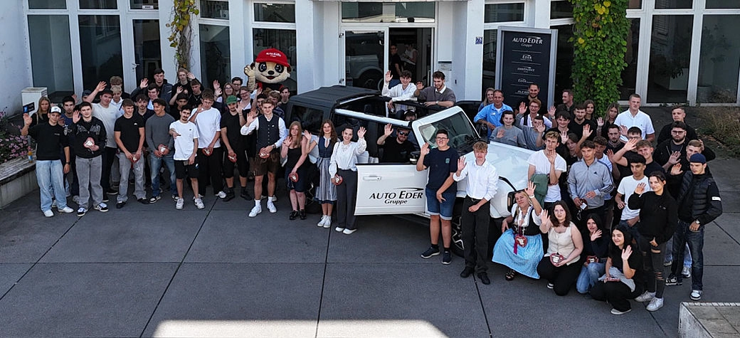 Gruppenfoto der neuen Azubis vor dem Gebäude der Hauptverwaltung