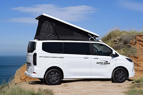 Ford Nugget Aufstelldach an Klippe