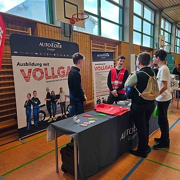 Messestand mit Besuchern 