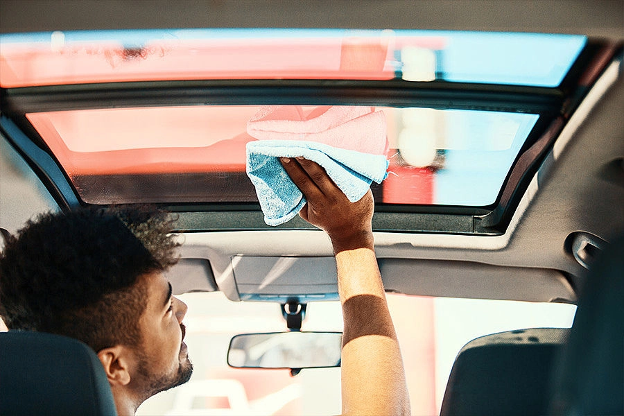 Auto wird innen gereinigt