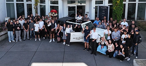 Gruppenfoto der neuen Azubis vor dem Gebäude der Hauptverwaltung