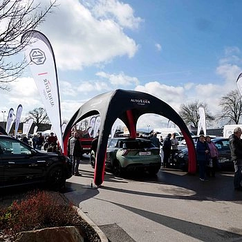 Mehrere Autos und ein Zelt 