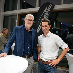 Alexander Dengler (l., Mitglied der Geschäftsleitung der Auto Eder Gruppe) und Franz Knarr (r., Marketingleitung der Auto Eder Gruppe)