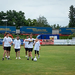 Azubimannschaft auf Spielfeld nach der ersten Spielrunde
