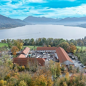Gut Kaltenbrunn mit Blick auf den Tegernsee