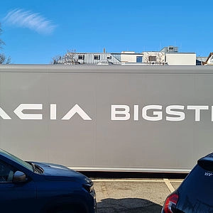 Ausstellraum des Dacia Bigster.